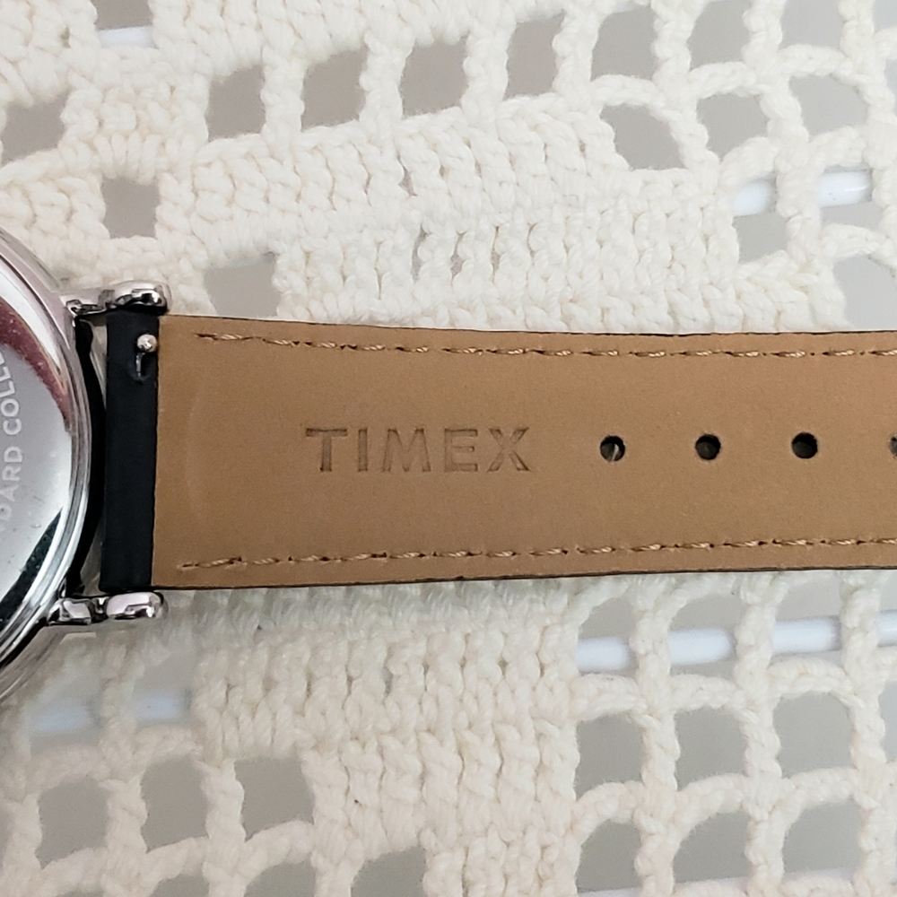 Nwot Mens Timex Indiglo Easy Reader Watch on Black Leather Band - Picture 3 of 11